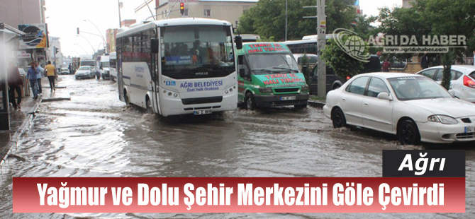 Ağrı'da Aniden Bastıran Yağmur ve Dolu Şehir Merkezini Göle Çevirdi