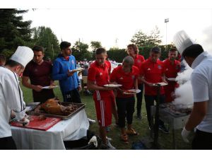 Futbolcuların Kuzu Çevirme Keyfi