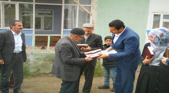 Ak Partiden Kur'an Kursu Öğrencilerine Kur'an-ı Kerim Hediyesi