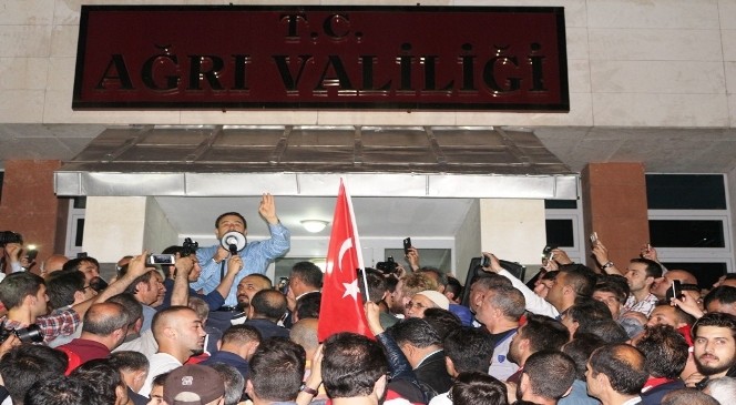 Ağrı Valisi Işın: Paralel Darbecilere Boyun Eğmeyiz