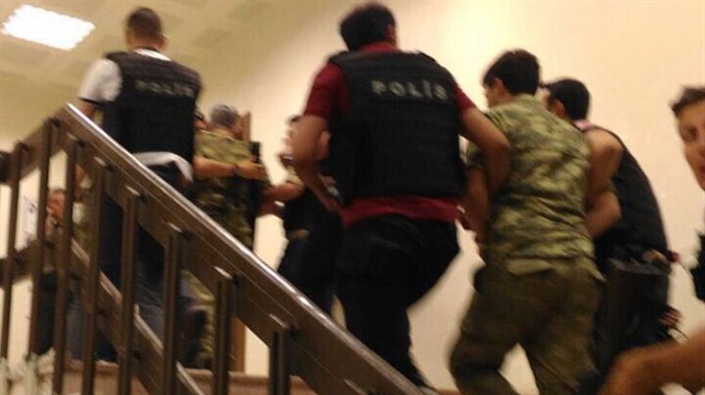 Malatya'da Darbeci Askerler Gözaltına Alınıyor