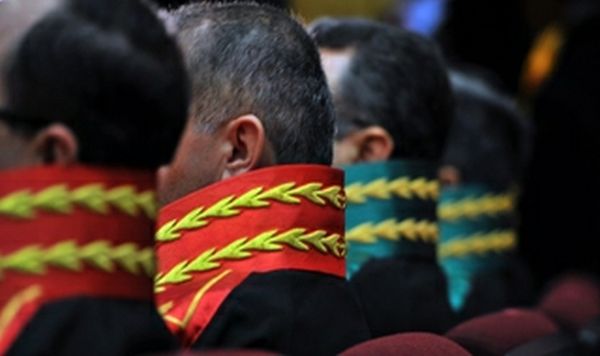 Diyarbakır'da 34 Hakim Ve Savcı Tutuklandı