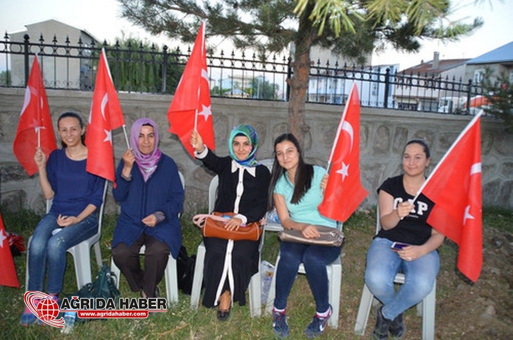 Eleşkirt'te Demokrasi Nöbeti Sürüyor