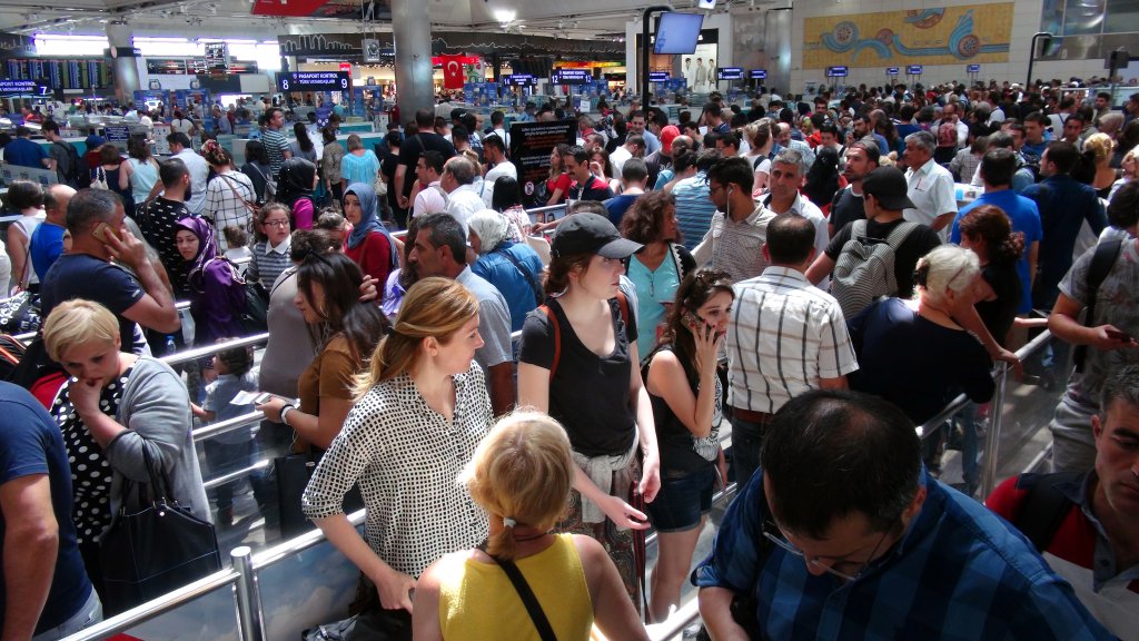 Havalimanında Pasaport Kontrol Yoğunluğu