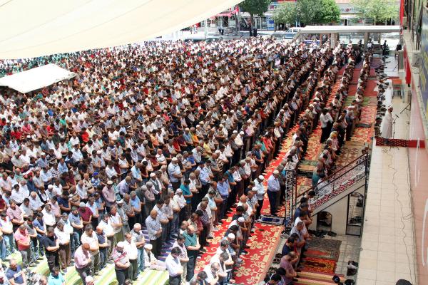 Erzincan Cumhuriyet Meydanında Cuma Namazı Kılındı