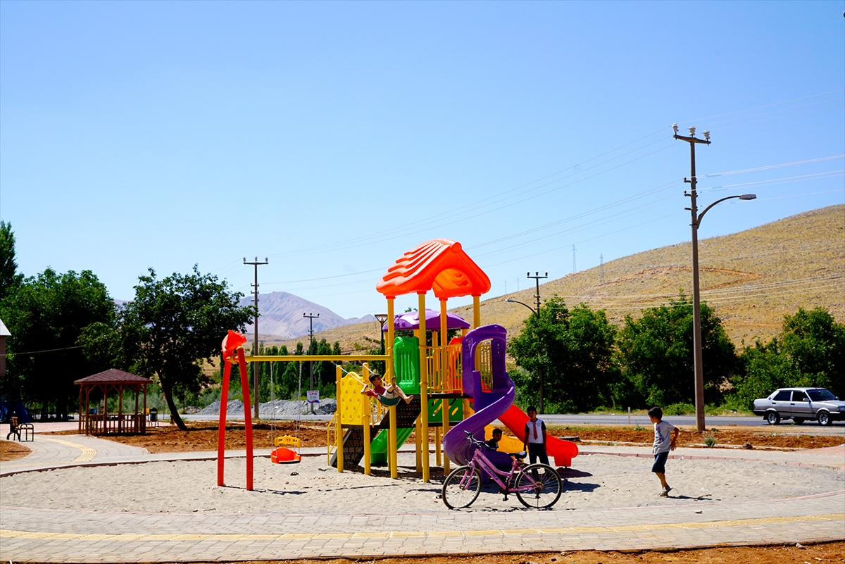 Büyükşehir Belediyesinden Erkenek Mahallesine Park