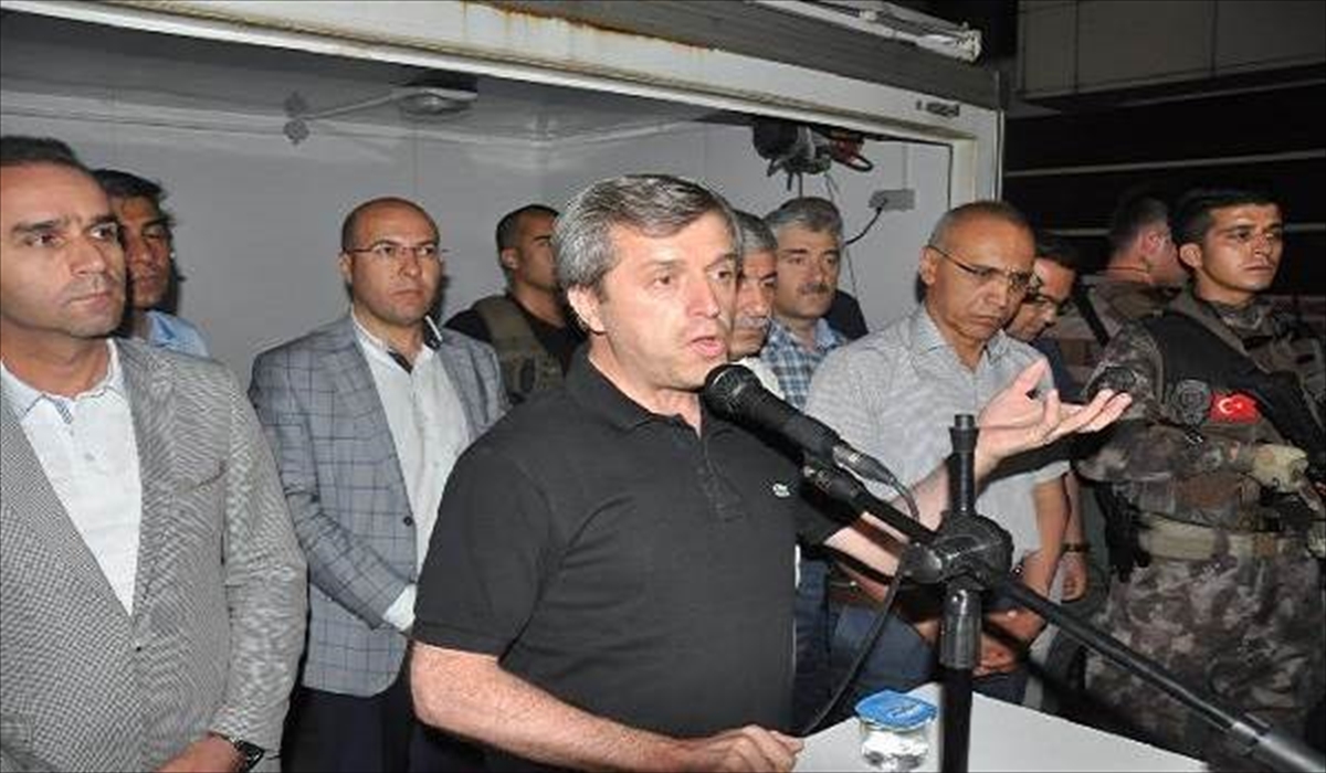 Bitlis Valisi Demokrasi Nöbetinde