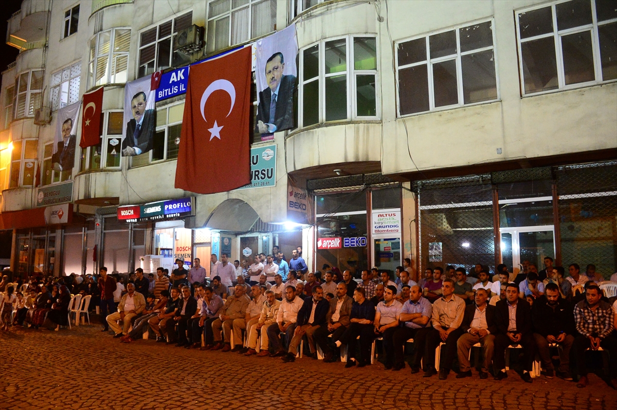 3 il de Fetö'nün Darbe Girişimine Tepkiler Sürüyor