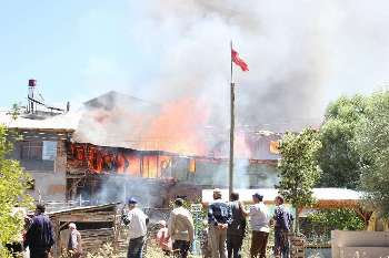 Erzincan'da Yangın 5 Ev Kullanılamaz Hale Geldi