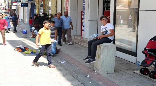 Ağrılı Çocuklar Gece Geç Saatlere Kadar 'ekmek' İçin Çalışıyor