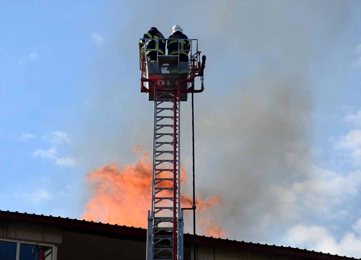 Bitlis'te 7 Katlı Apartmanda Yangın Çıktı