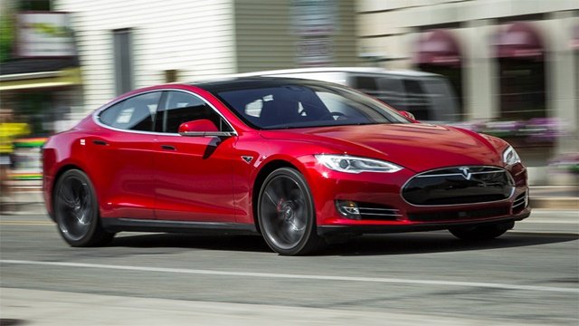 Tesla Yeni Arabası Görücüye Çıktı