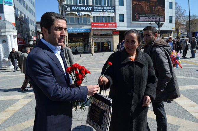 CHP Malatya İl Teşkilatı üyeleri, 8 Mart Dünya Kadınlar Günü dolayısıyla, kadınlara karanfil dağıttı