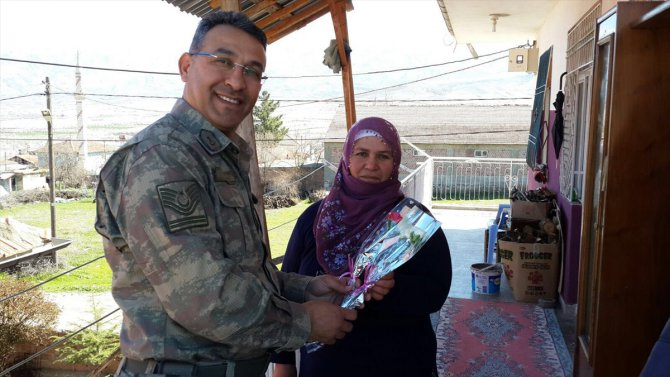Jandarma Ekipleri Dünya Kadınlar Günü dolayısıyla çiçek dağıttı
