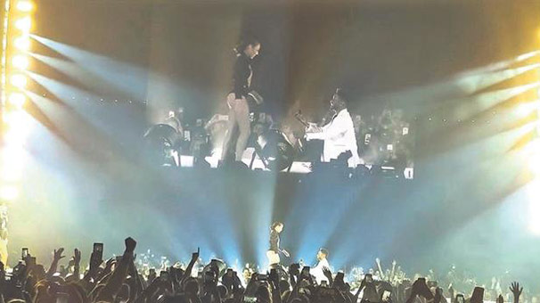 Onbinlerce kişinin önünde diz çöküp evlenme teklif etti