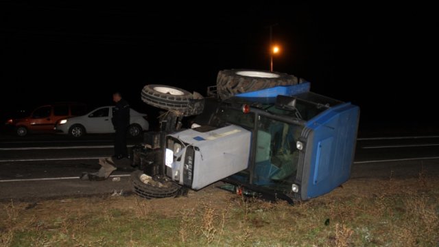 Kars'ta Traktör İle Otomobil Çarpıştı: 6 Yaralı