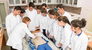 Özel sağlık meslek lisesi öğrencileri 5 bin TL ödemeyen staj yapamıyor !