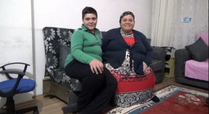 Amasya'nın Taşova ilçesinde yaşayan Anne 176, 13 yaşındaki oğlu 102 kilo