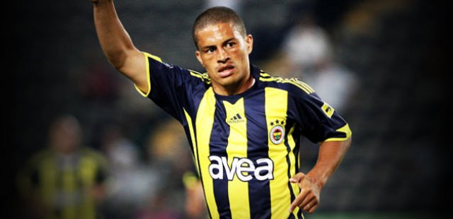 Eski Fenerbahçeli yıldız Alex de Souza Van Persie'ye geçmiş olsun mesajı yayımladı ?