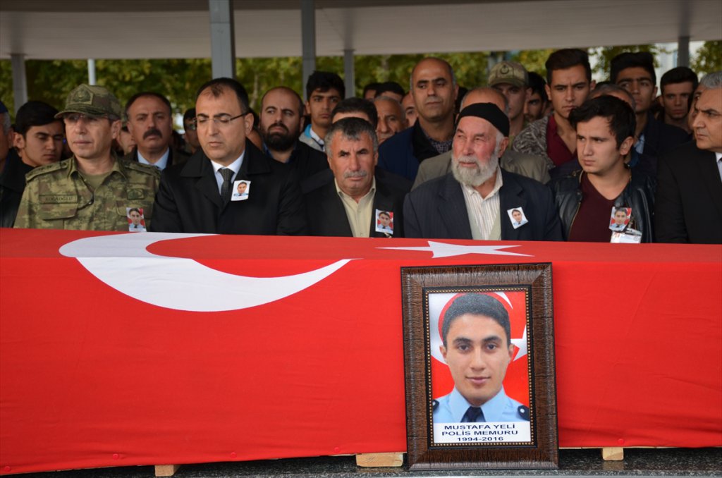 İzinsiz gösteride açılan ateş sonucu şehit düşen polis memuru son yolculuğuna uğurlandı