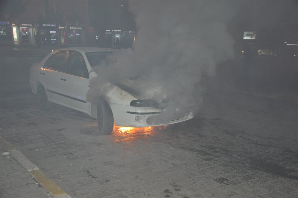 Muş'ta Park Halindeki Otomobil Yandı