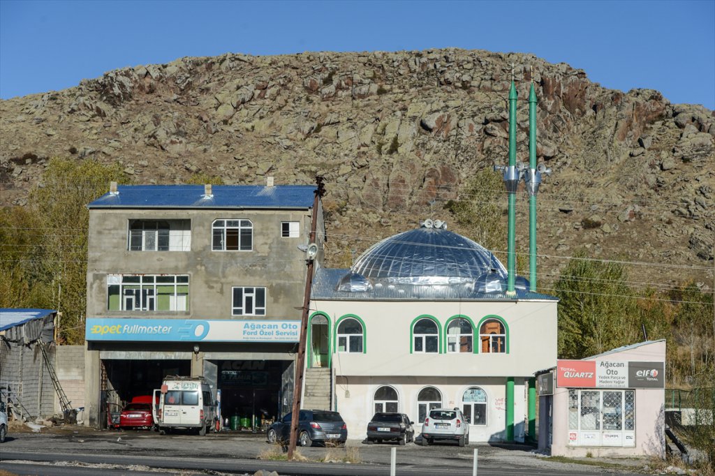 Evini Satarak Yaptırdığı Caminin İmamı Oldu