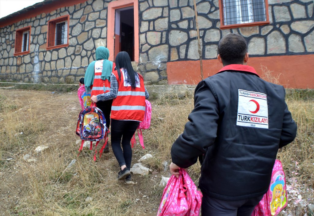 İhtiyaç sahibi Bin Öğrenciye Kızılay'dan Kırtasiye Yardımı