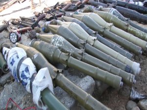 Van'da Bir Eve Yapılan Operasyonda Çok Sayıda Silah ve Roket Ele Geçirildi