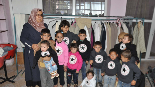 32 Suriyeli aileye giyim ve gıda yardımı