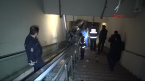 Bursada Otomobil Metro Yaya Alt Geçidine Uçtu Bursada Otomobil Metro Yaya Alt Geçidine Uçtu