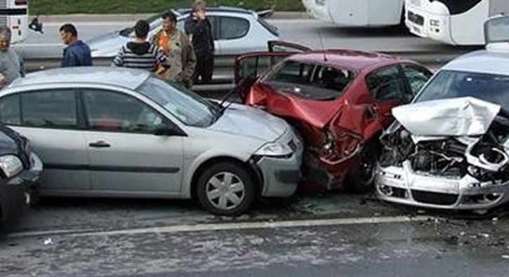 Kars'taki Zincirleme Trafik Kazasında 4 araç kullanılamaz hale geldi