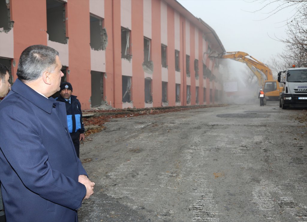 Battalgazi Belediyesi Eski Devlet Hastanesinin Yıkımını inceledi