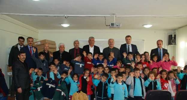 Erciş Belediyesinden Öğrencilere Kışlık Giyim Desteği