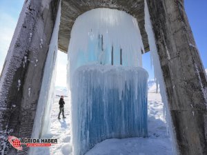 Van'da Dondurucu Soğuklardan Su Deposu Buz Tuttu