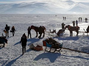 Donan Çıldır Gölü'nde Balık Tutuyorlar