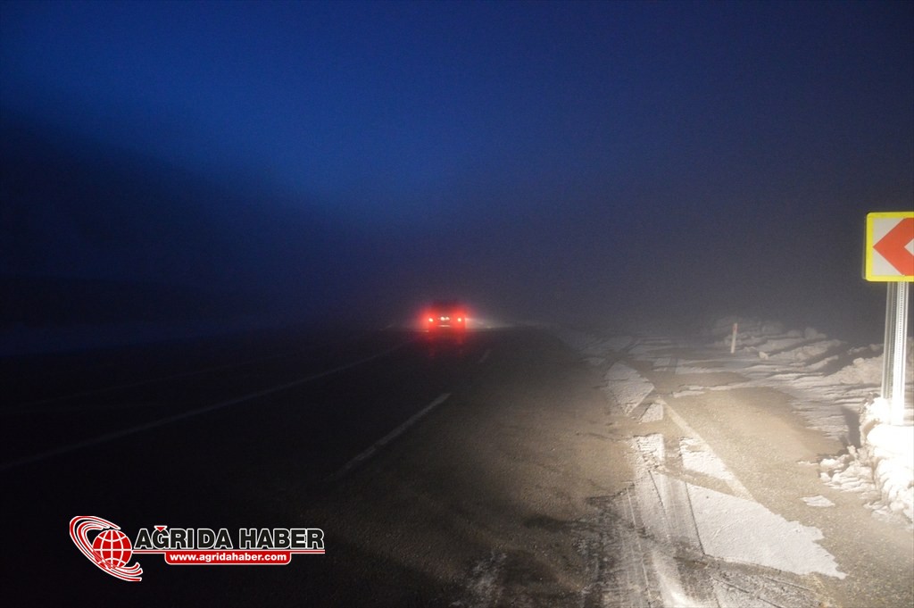 Ağrı-Iğdır karayolunda sis görüş mesafesini 20 metreye kadar düşürdü