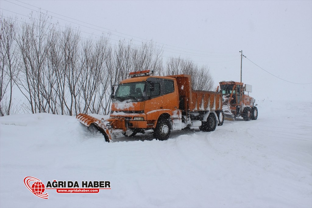 Ağrı'da kar yağışı ve tipinin ardından 326 köy yolu açıldı