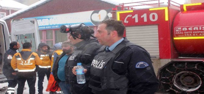 Ağrı'da Görev Yapan 2 Kahraman Polis 10 Kişiyi Yangından Kurtardı