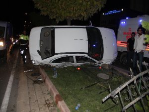 Elazığ'da Otomobil Yol Ortasındaki Ağaca Çarptı: 2 Yaralı