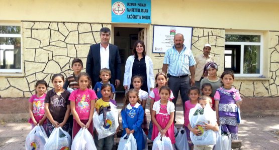 Tso'dan Köy Okuluna Kırtasiye Yardımı