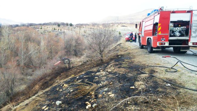 Yoldan Çıkan Traktör Elektrik Direğine Çarptı