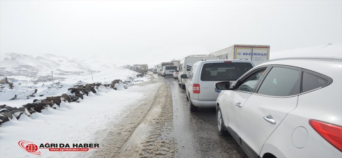 Tendürek Geçidi'nde Yoğun Kar Yağışı Ulaşımı Engelledi