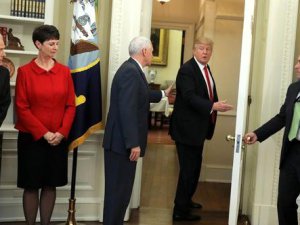 ABD Başkanı Trump Odayı Terk Etti, Pence Arkasından Bakakaldı