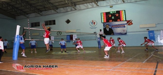 Ağrı'da Kurumlar Arası Voleybol turnuvası yapıldı