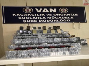 Van'da Bin 550 Kaçak Cep Telefonu Ele Geçirildi