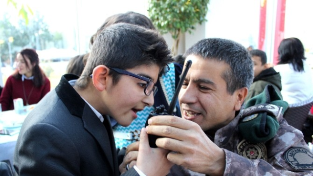 Anaokulu öğrencilerinden Telsizle Polis Haftası Kutlaması