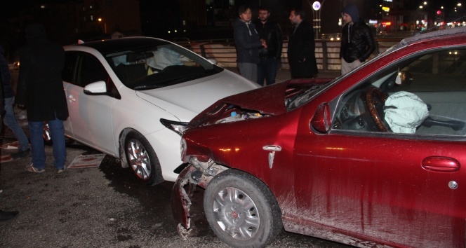 Elazığ'da işçileri taşıyan minibüs kaza yaptı: 5 Yaralı