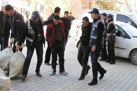 Sokakta uyuşturucu satanlara yönelik operasyon düzenlendi