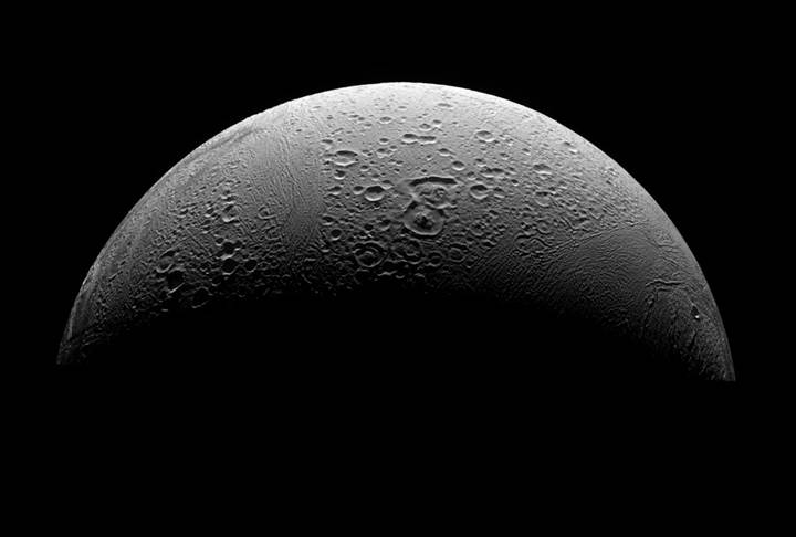 Satürn'ün uydusu Enceladus'ta yaşam için belirtiler var