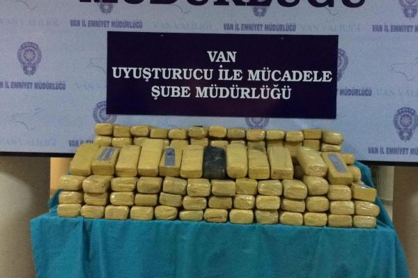 Van'da şüphelenilen bir kamyonette eroin ele geçirildi